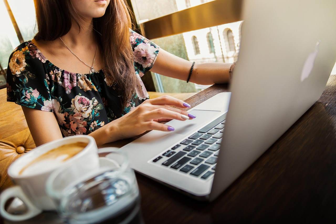 mujer-trabajando-tecnica-pomodoro